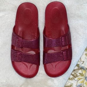 Freedom Moses burgundy sparkle pool slide. Size 40